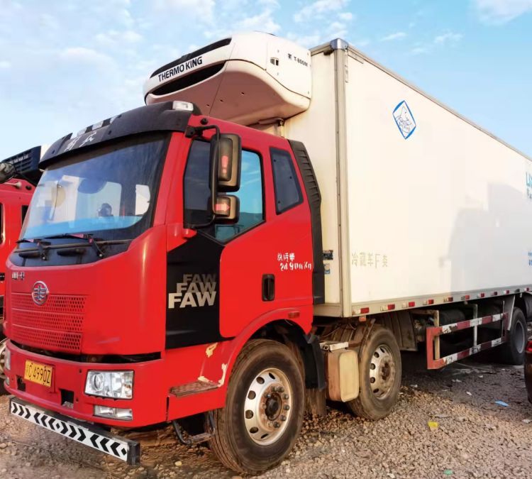 解放J6L前四后四8.6米冷藏车 240马力冷王T800独立冷机带肉钩图4