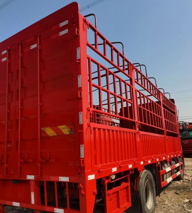 单桥6米8高栏车 20年3月上户 六缸机240马力 带全保到明年 首付五万图6