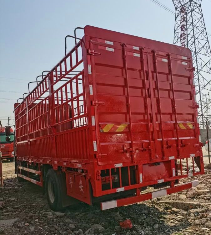 单桥6米8高栏车 20年3月上户 六缸机240马力 带全保到明年 首付五万图5
