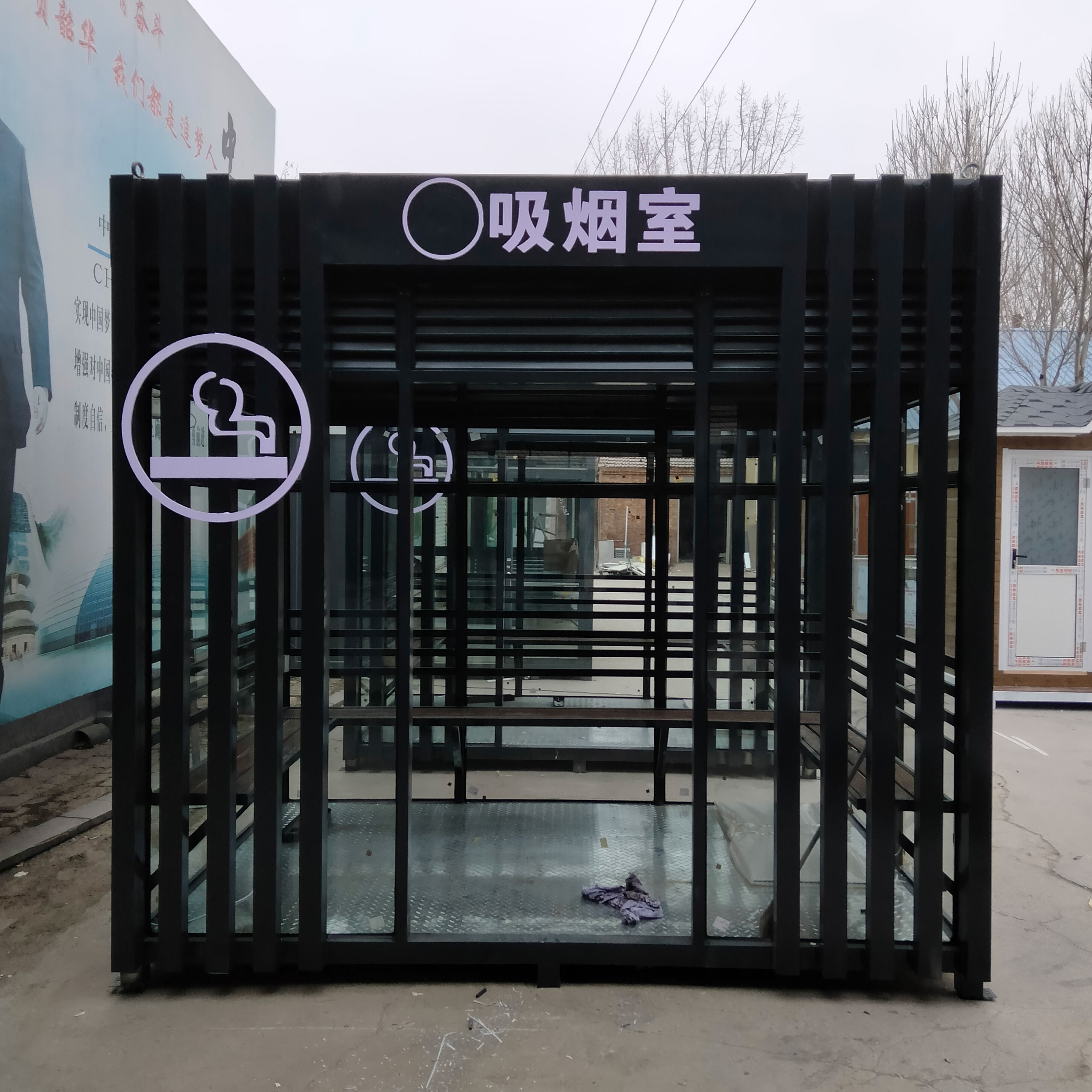 智能环保控烟室 敞开式吸烟亭 钢结构玻璃活动房 御澜湾带灭烟桶图3